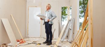 Image illustrant un homme évaluant les travaux à réaliser