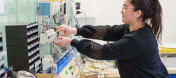 Image illustrant un collaborateur Datanumia avec des composants électroniques