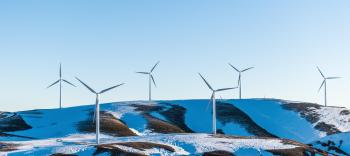 Image illustrant des éoliennes en hiver