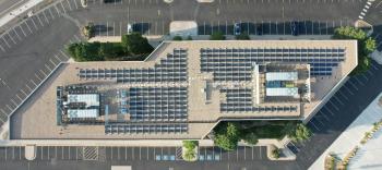 Image illustrant des panneaux solaires sur un parking