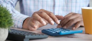 Homme réalisant un budget