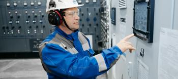 Image illustrant un homme pilotant un batiment