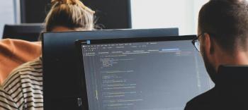 Image illustrant un developpeur qui code sur ordinateur