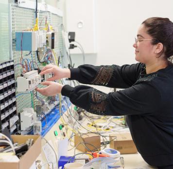 Image illustrant un collaborateur Datanumia avec des composants électroniques