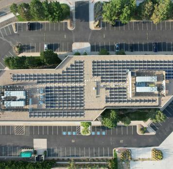 Image illustrant des panneaux solaires sur un parking