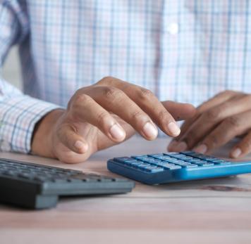 Homme réalisant un budget