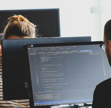 Image illustrant un developpeur qui code sur ordinateur