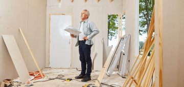 Image illustrant un homme évaluant les travaux à réaliser