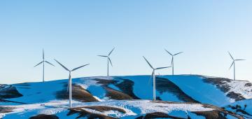 Image illustrant des éoliennes en hiver