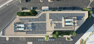 Image illustrant des panneaux solaires sur un parking