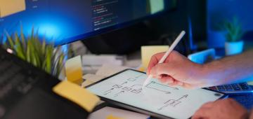 Image illustrant un homme travaillant sur une tablette