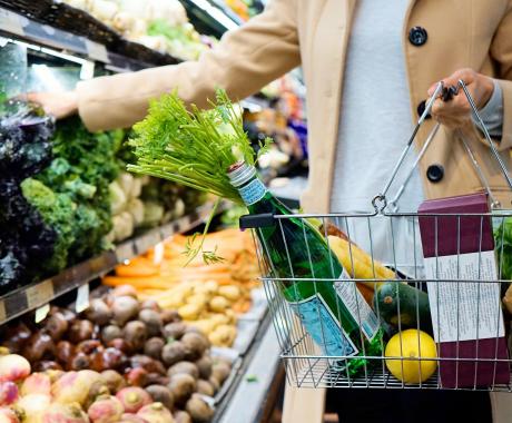 image illustrant une femme qui choisi ses légumes