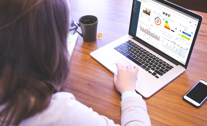 image illustrant une femme qui navigue sur l'iBoard