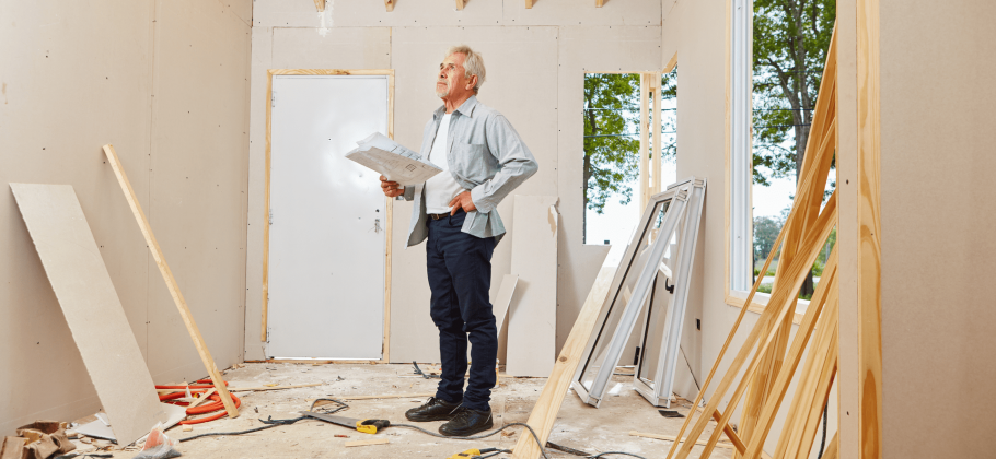 Image illustrant un homme évaluant les travaux à réaliser