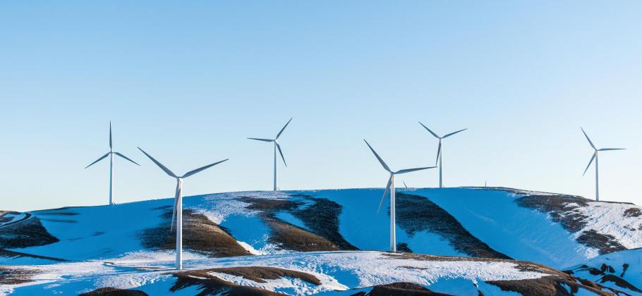 Image illustrant des éoliennes en hiver