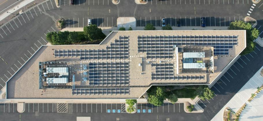 Image illustrant des panneaux solaires sur un parking