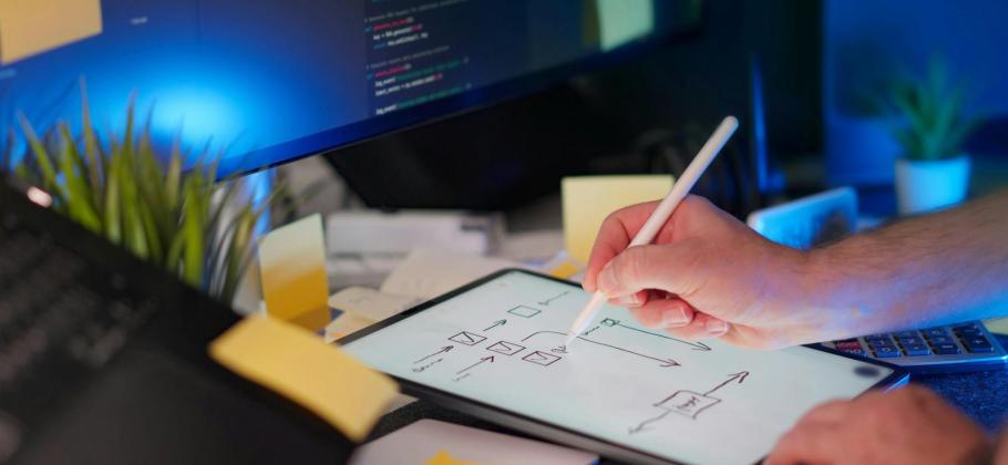 Image illustrant un homme travaillant sur une tablette